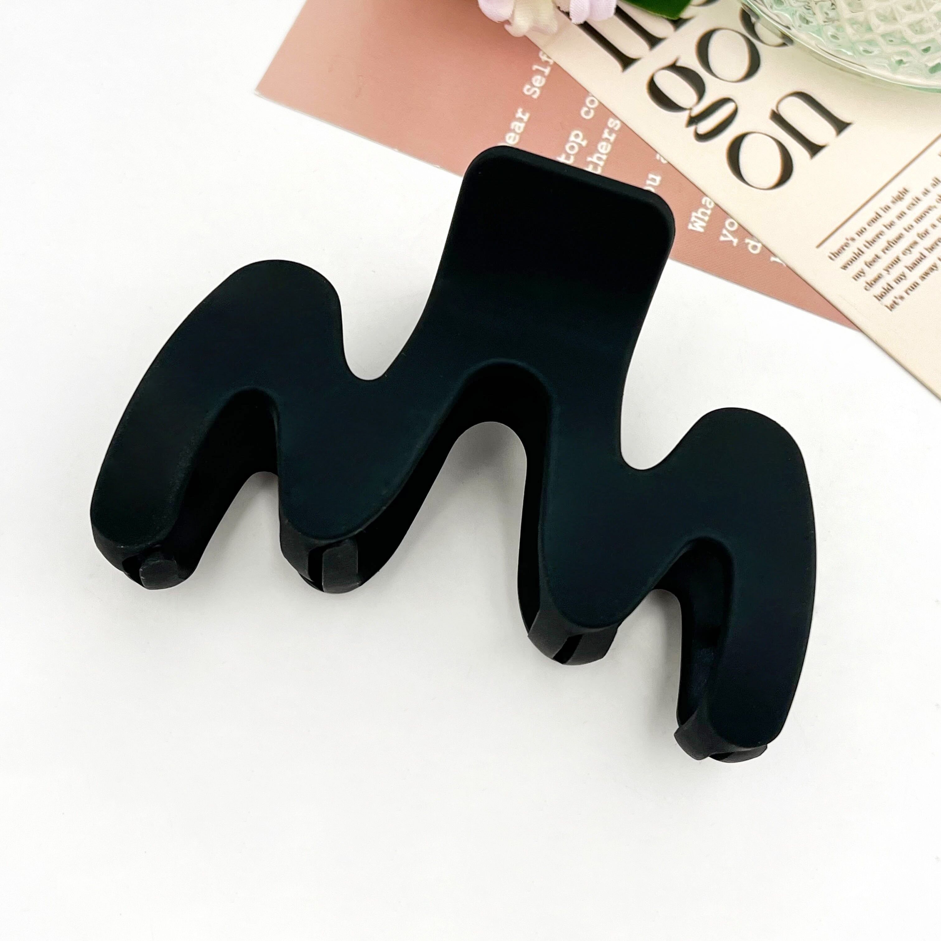 Wellenförmiger, geometrischer Haarreif aus Kunstharz