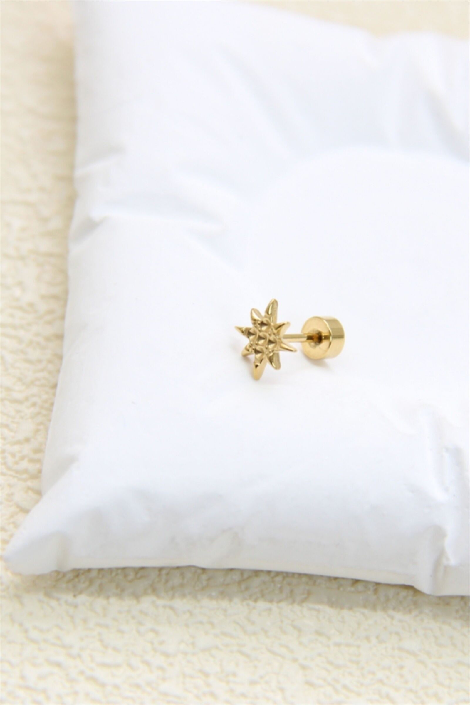 Sonnenpiercing aus vergoldetem Edelstahl – Ohr- oder Knorpelschmuck