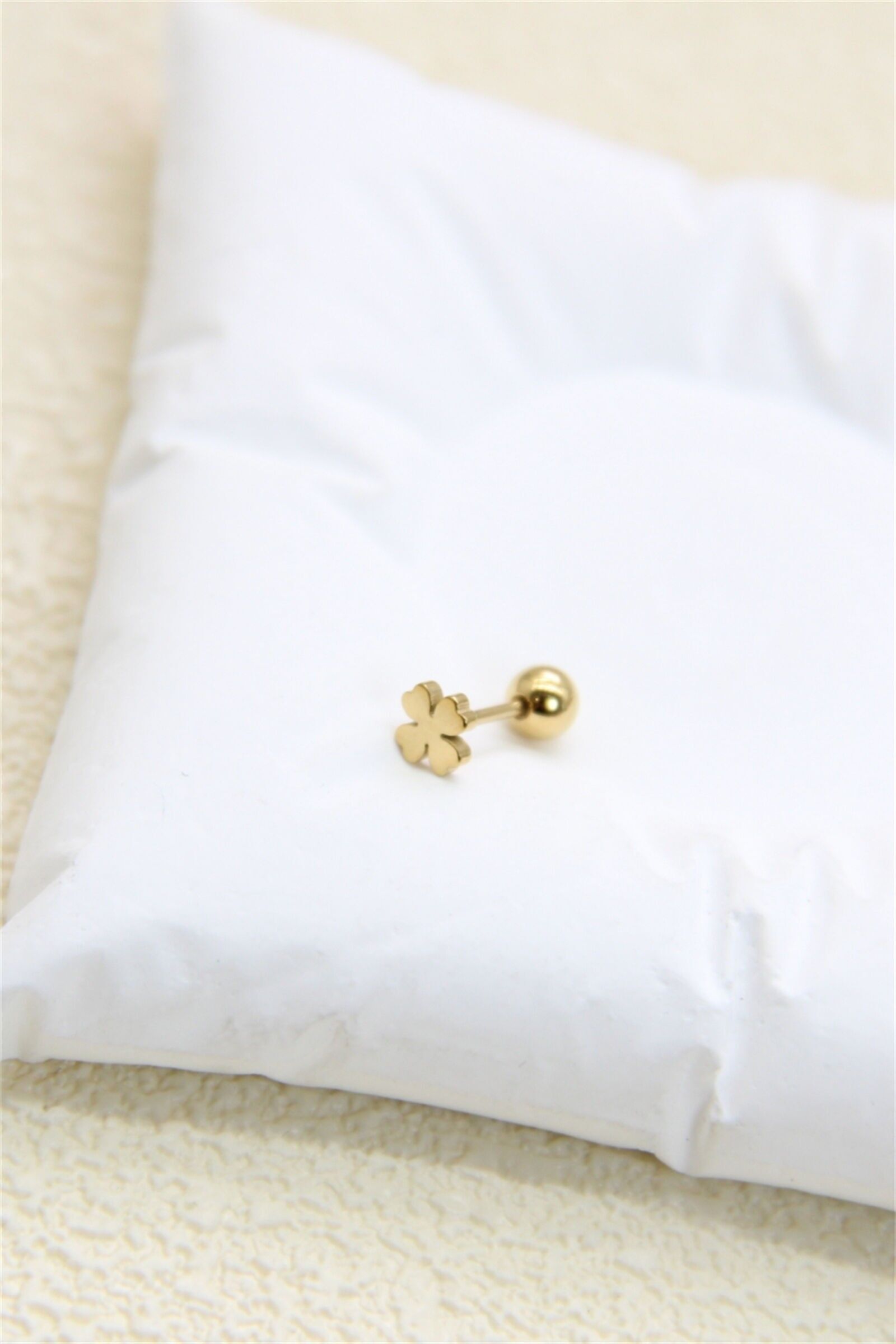 Goldklee-Piercing aus Edelstahl – Glücksbringer-Schmuck für Ohr oder Knorpel