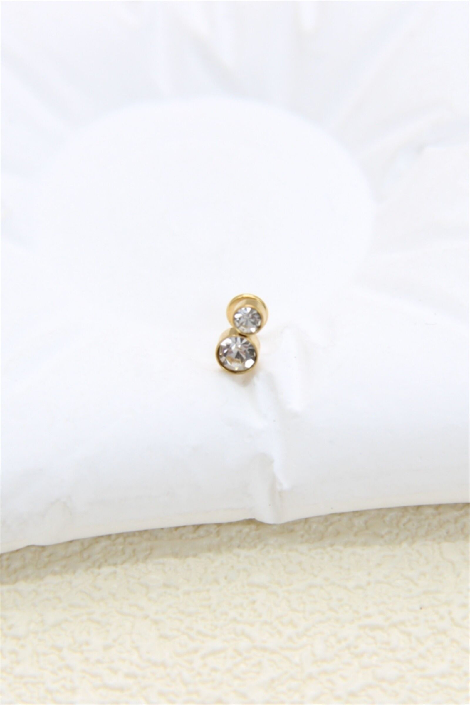 Doppeltes Ohrpiercing aus Edelstahl mit goldenen Strasssteinen – eleganter und funkelnder Ohrschmuck