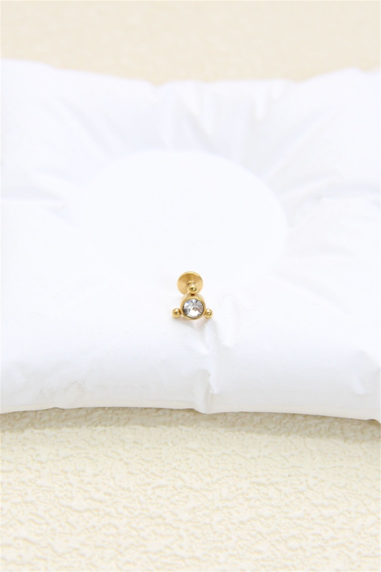 Goldfarbenes Piercing mit Strasssteinen und Perlen – Schicker und edler Edelstahl