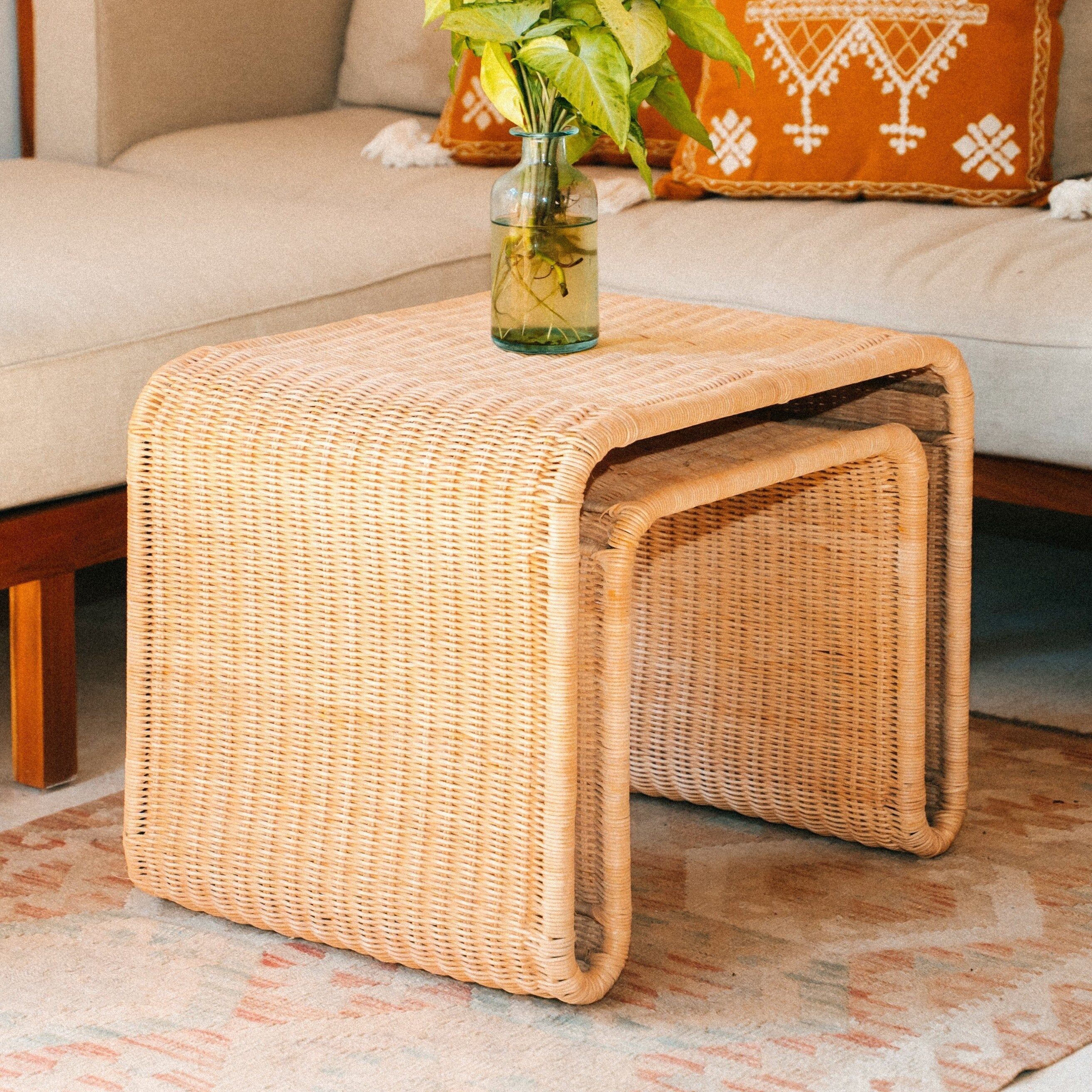 Tavolino laterale in rattan con robusta struttura in metallo – tavolino da caffè BAYU fatto a mano