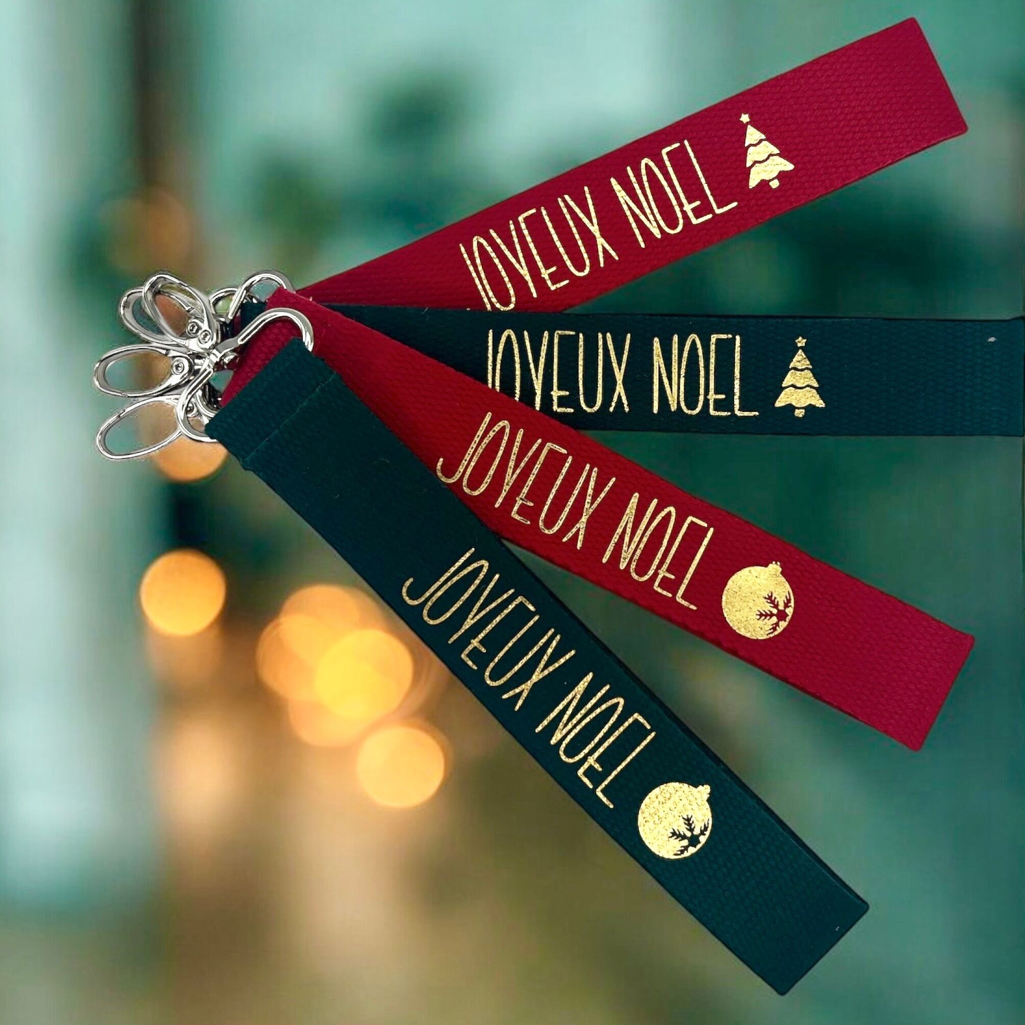 Schlüsselanhänger mit der Aufschrift „Frohe Weihnachten“