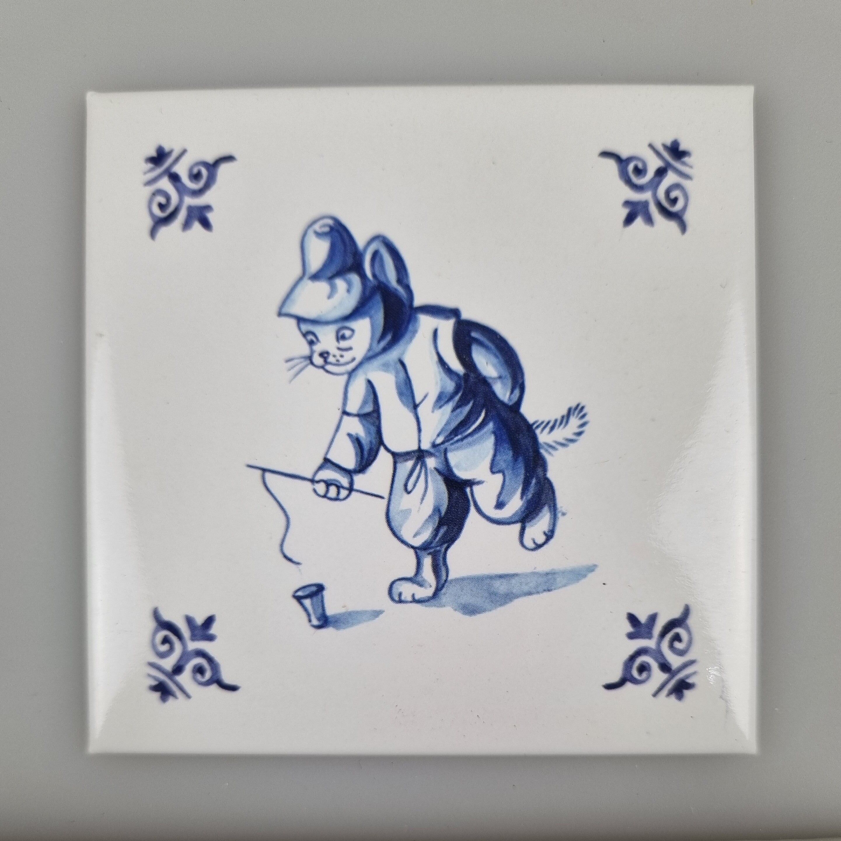 Koelkastmagneet - Kat (delfsblauw) - Spelen met een tol