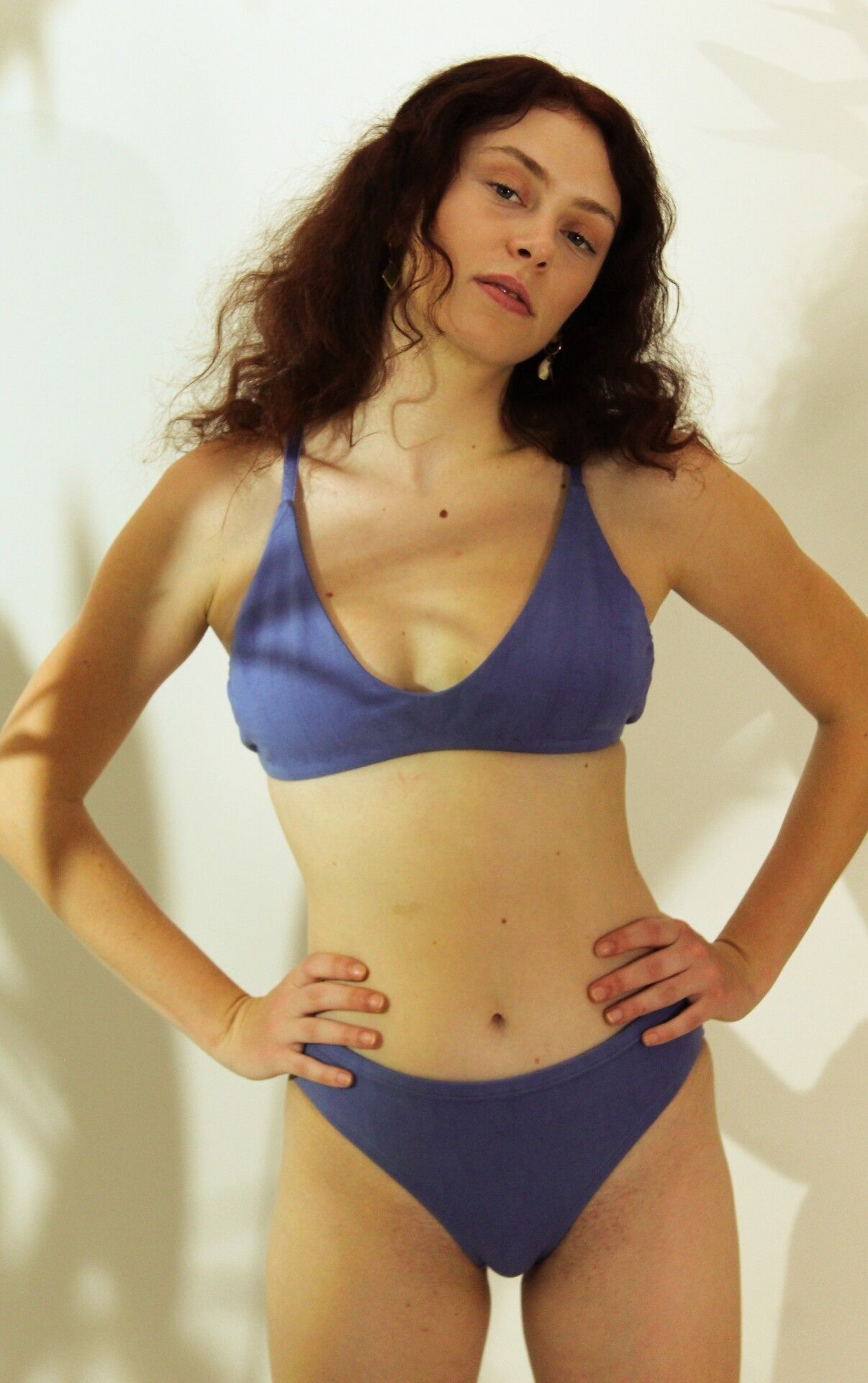 Reggiseno a t-shirt con scollo a V, tinta ayurvedica, in tessuto biologico con fiori di indaco