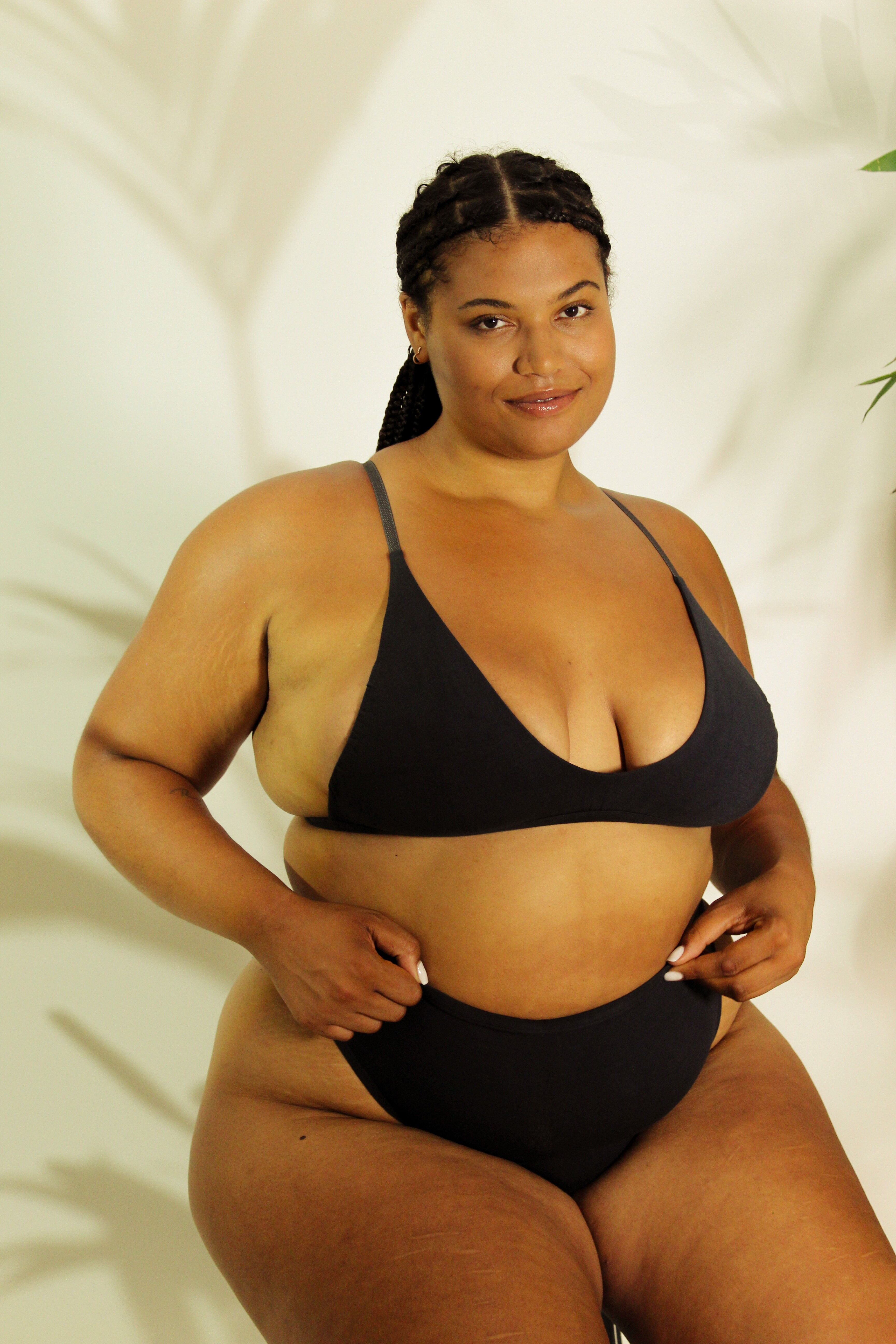 Reggiseno-t-shirt con scollo a V in tessuto organico tinto ayurvedicamente con erba di vetiver