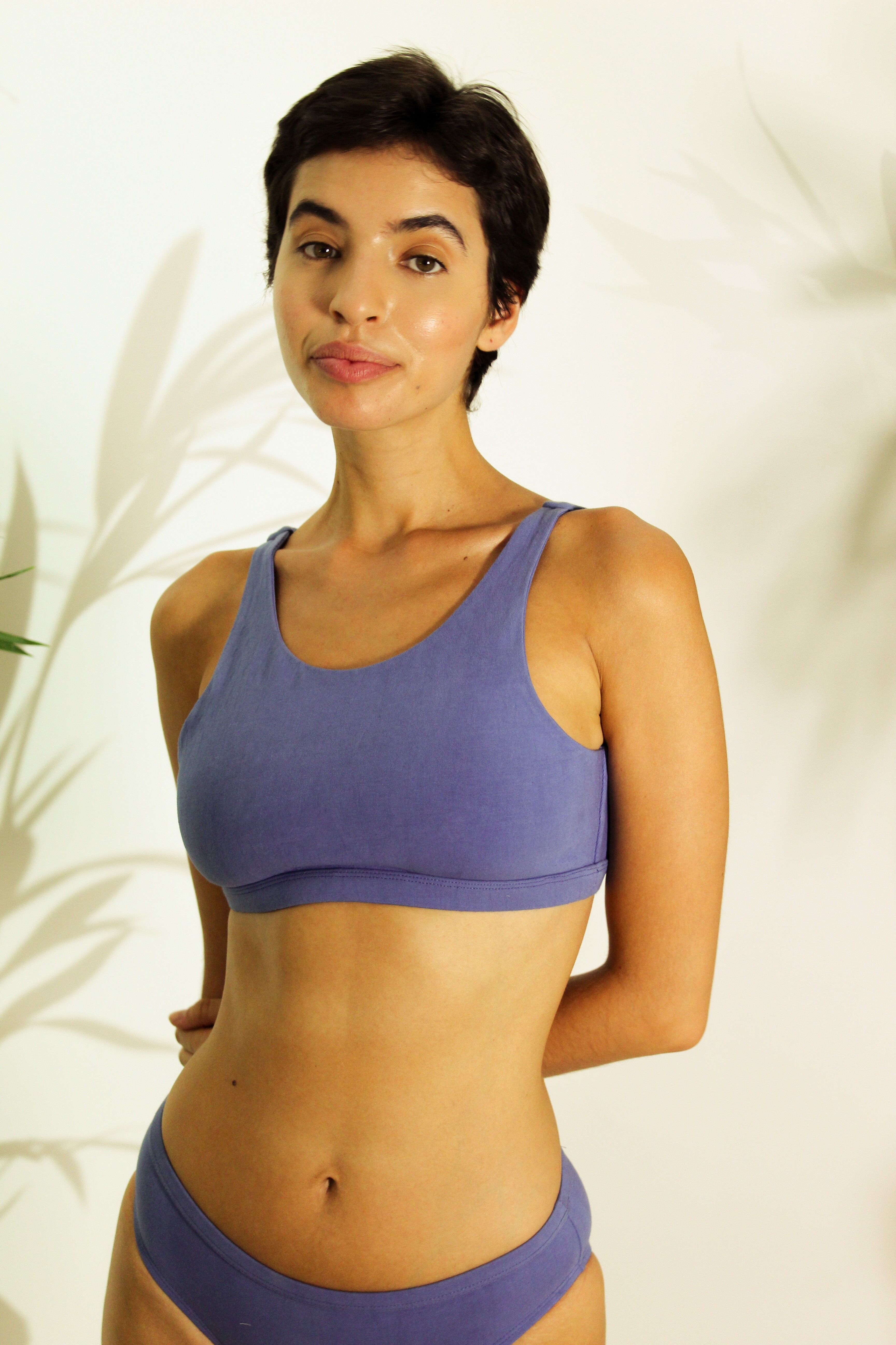 Reggiseno sportivo a fascia in cotone biologico tinto ayurvedicamente con fiori di indaco