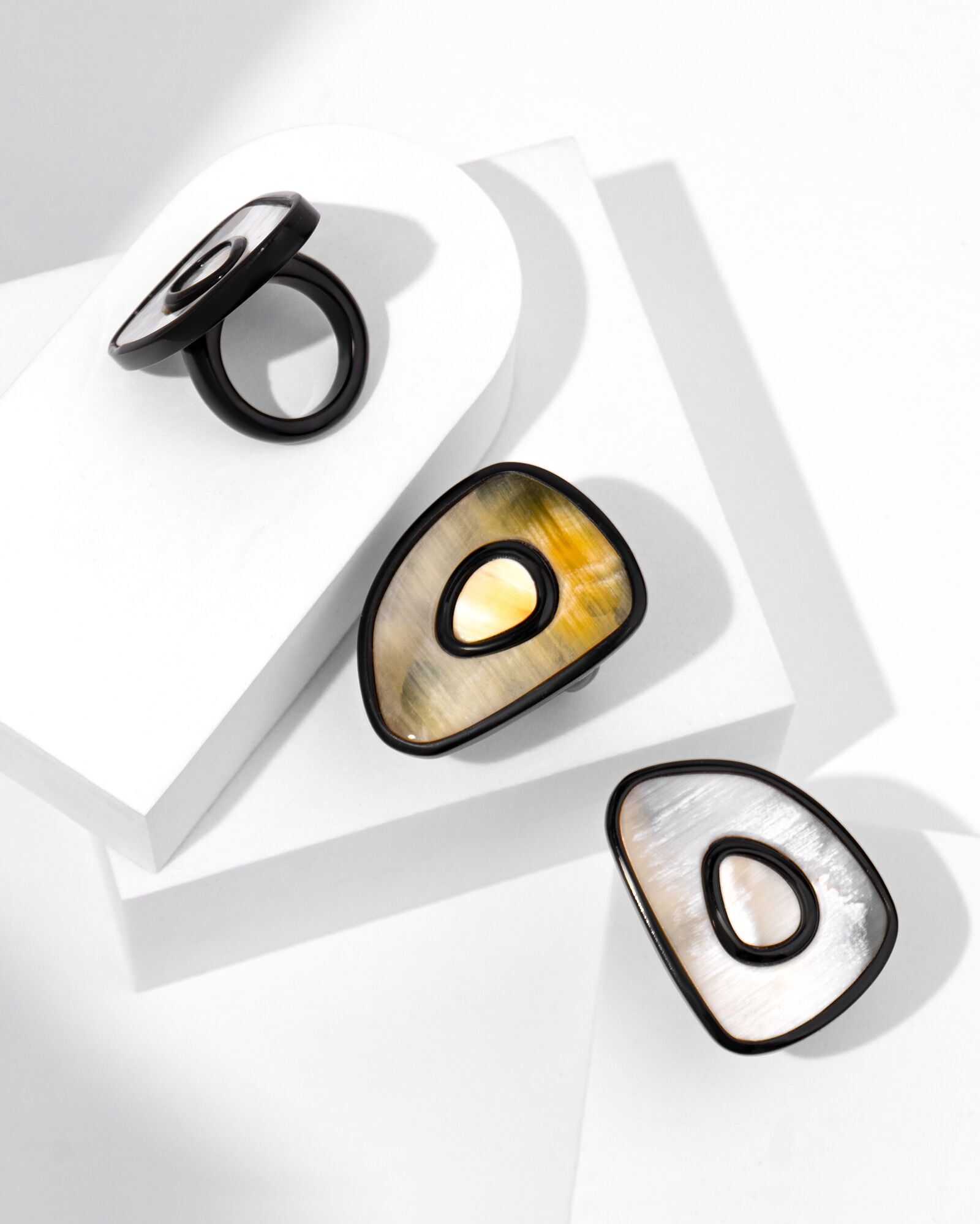 Bague regolabile in angolo di cuoio e resina.