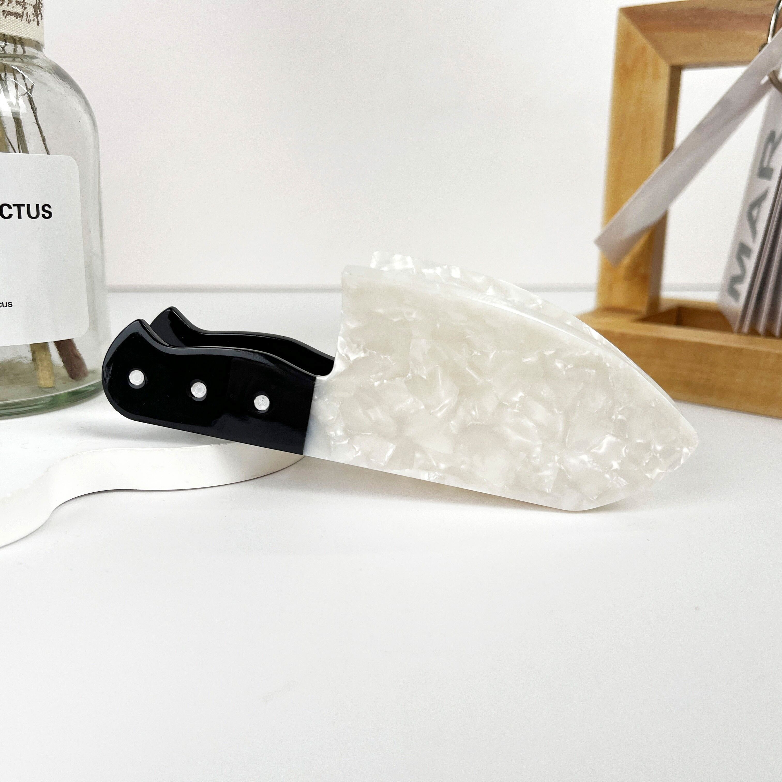 Ausgefallene Acryl-Haarspange mit Messermotiv