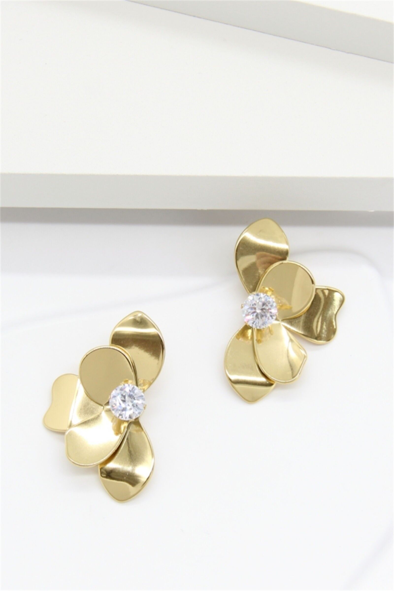 Goldene Blumenohrringe mit Strasssteinen – Eleganter und moderner Edelstahl