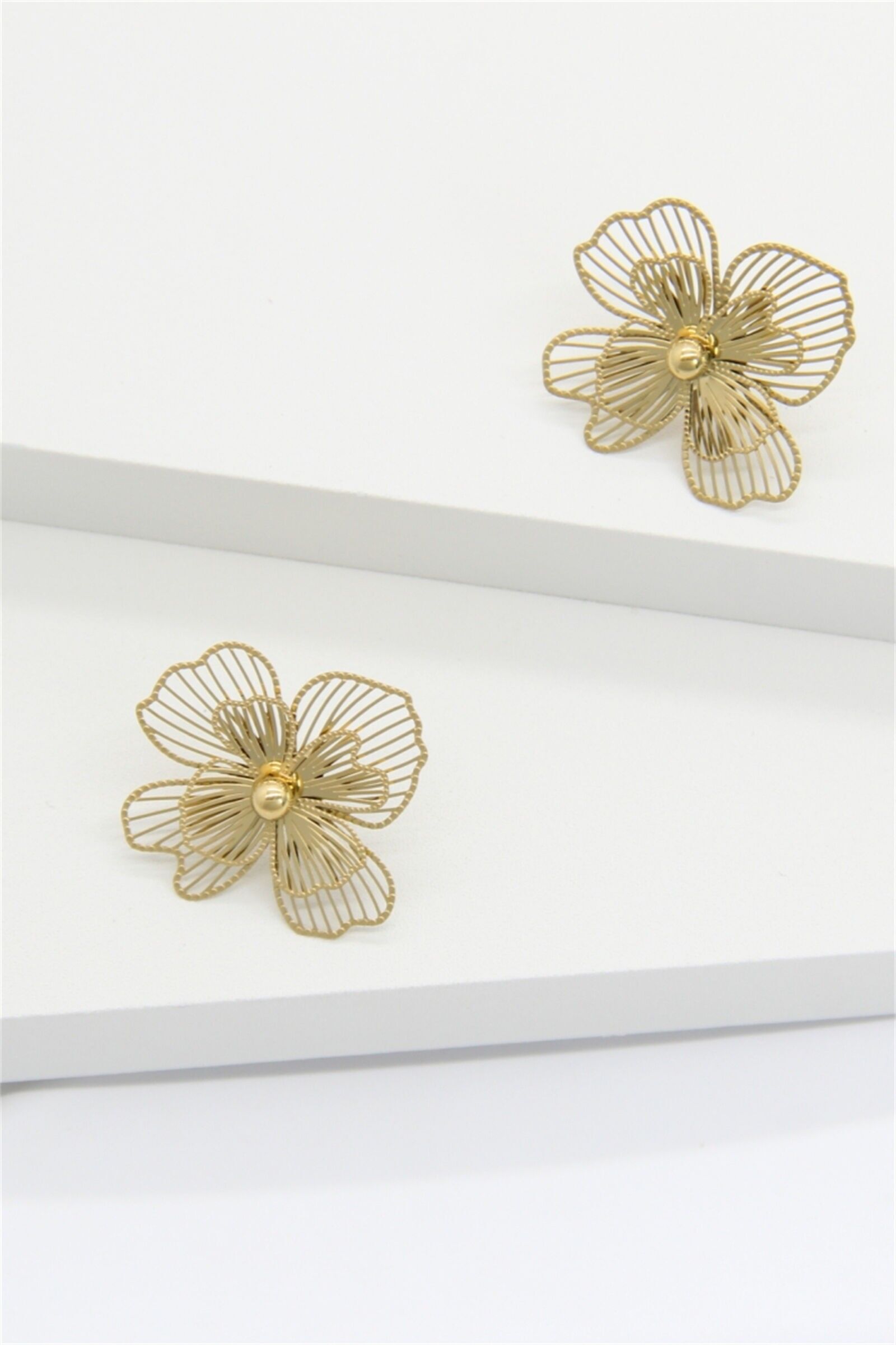 Goldfarbene, durchbrochene Blumenohrringe – Eleganter und leichter Edelstahl