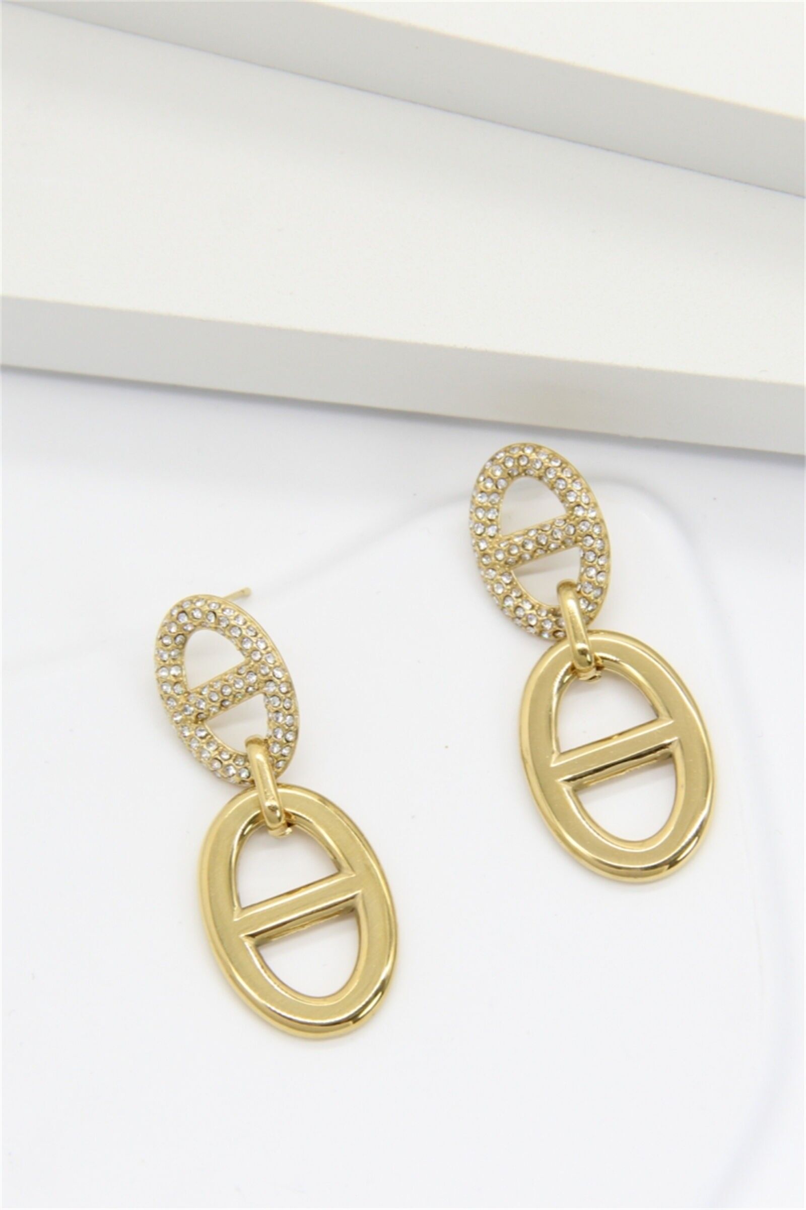 Ohrringe aus marineblauem Netzgewebe mit goldenen Strasssteinen – eleganter und glänzender Edelstahl