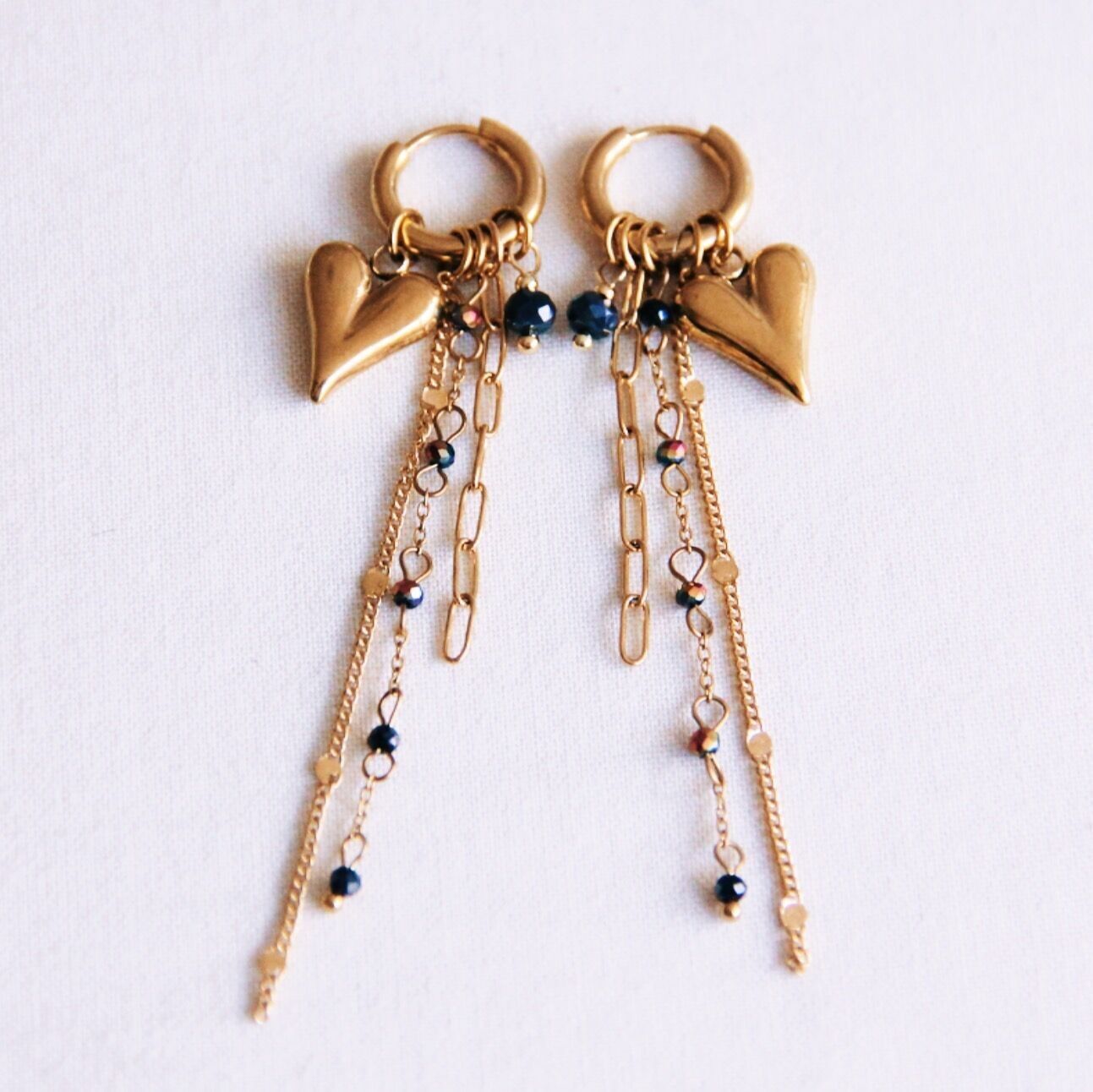 Orecchino in acciaio inossidabile con fili lucidi, sfaccettatura e cuore