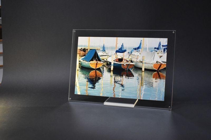 Marco de fotos magnético de plexiglás con base – Diseño prémium fabricado en Francia | Apariencia