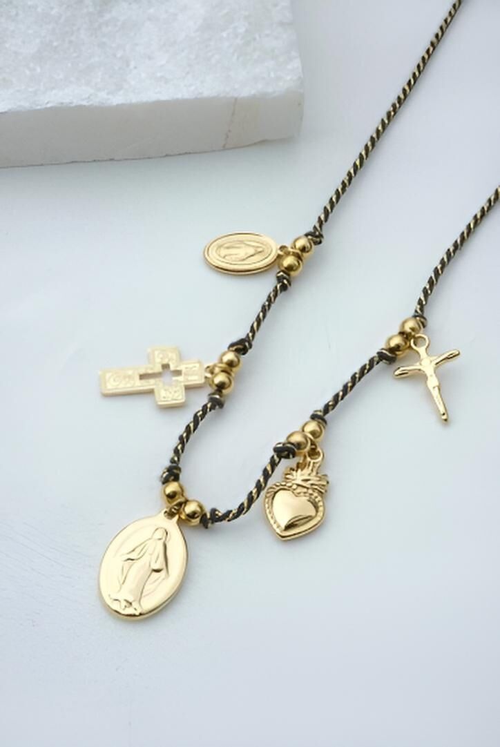 Collana con pendenti a forma di cuore e ciondolo della Vergine Maria