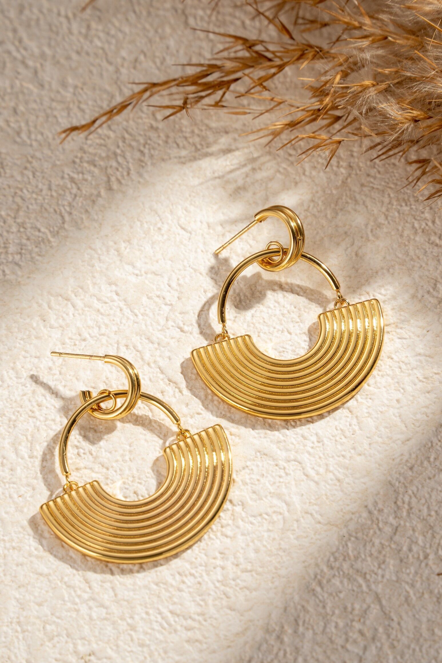 Chic gold fan earrings in stainless steel