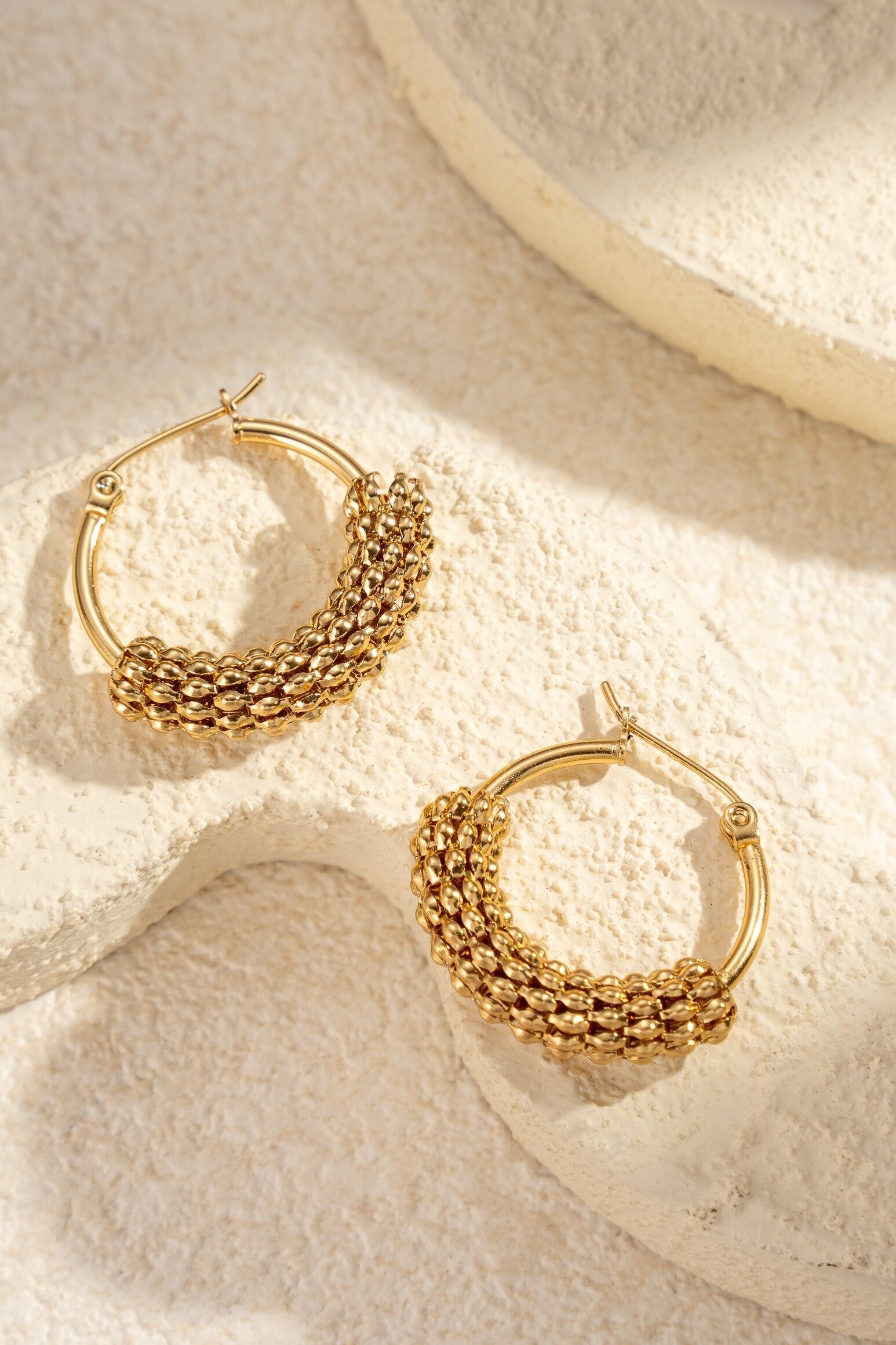 Trendige goldene Creolen mit strukturierten Edelstahlperlen