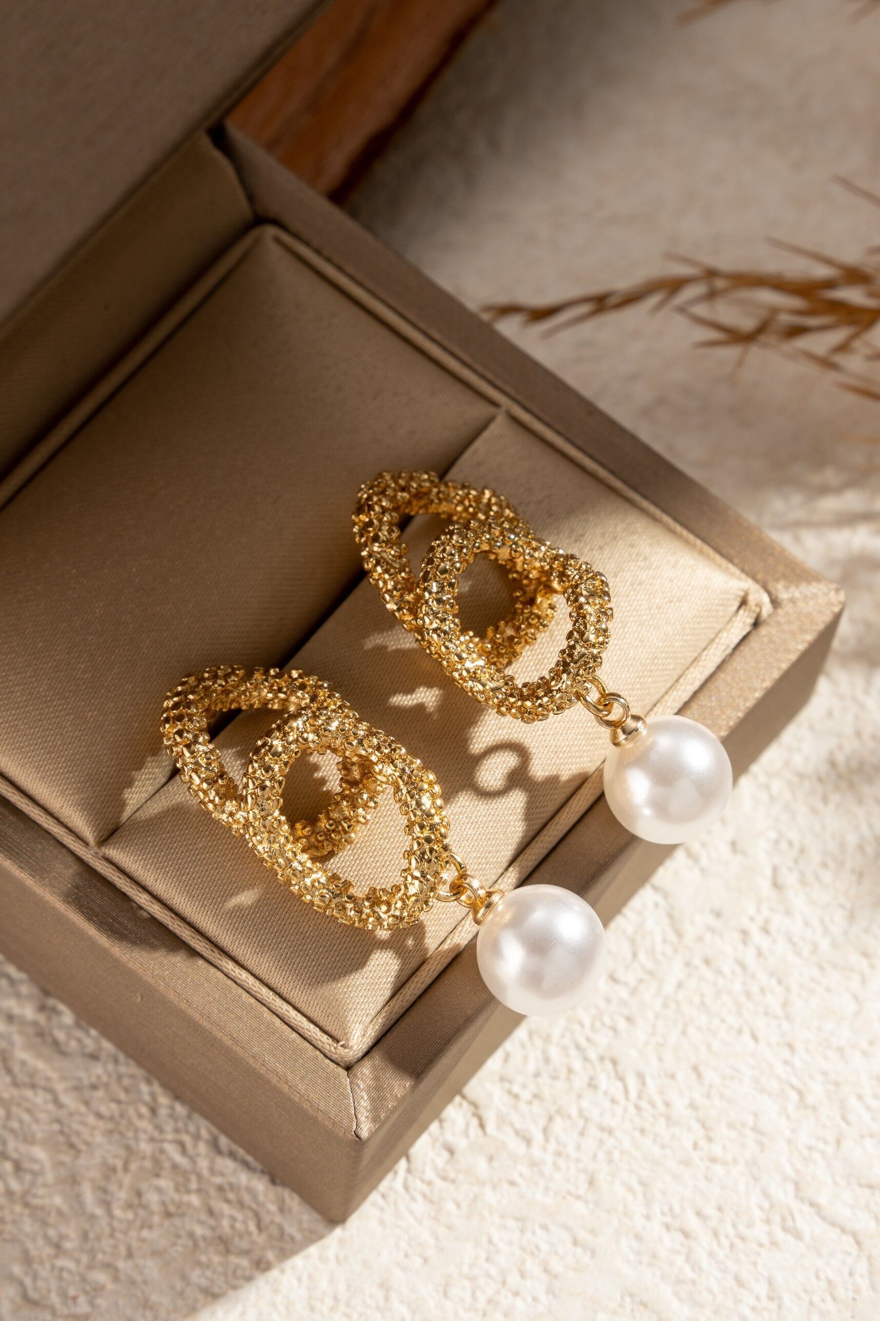 Elegant gold-plated baroque pearl earrings in stainless steel