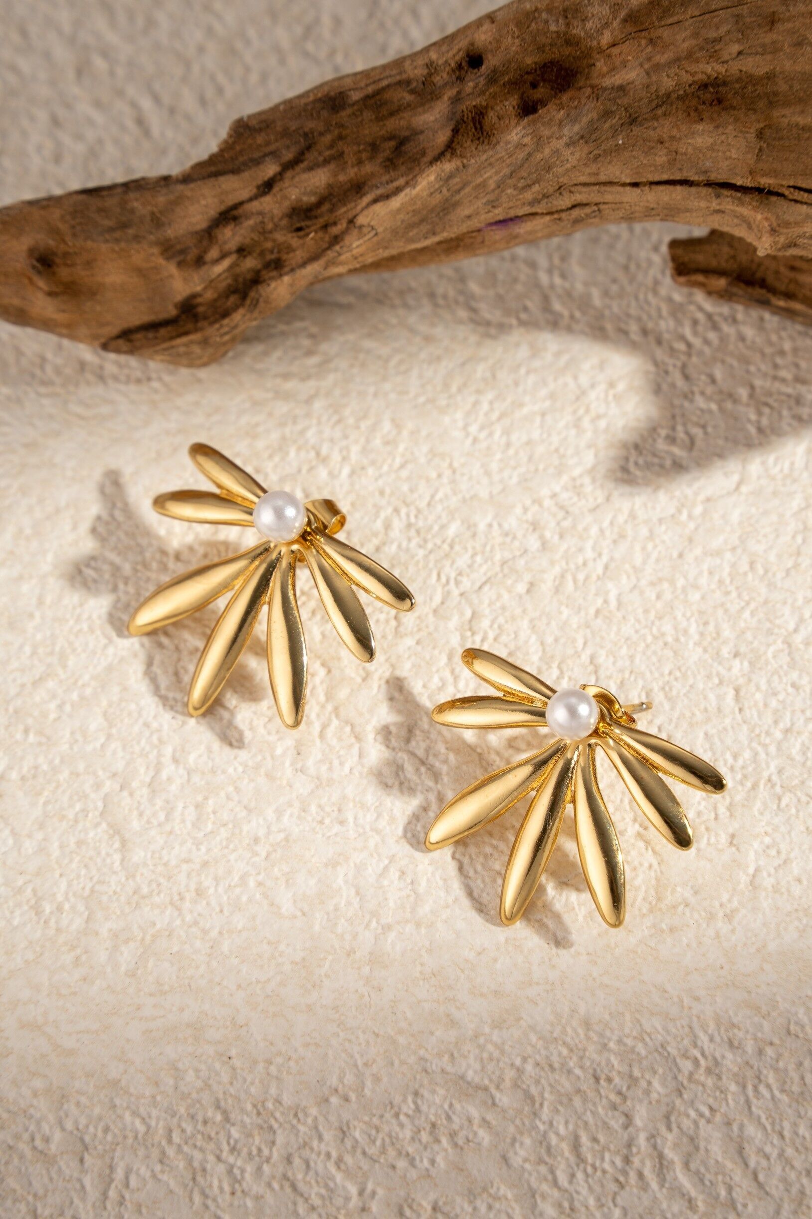 Vergoldete Sonnenohrringe mit perlenbesetzten, floralen Glitzerapplikationen aus Edelstahl