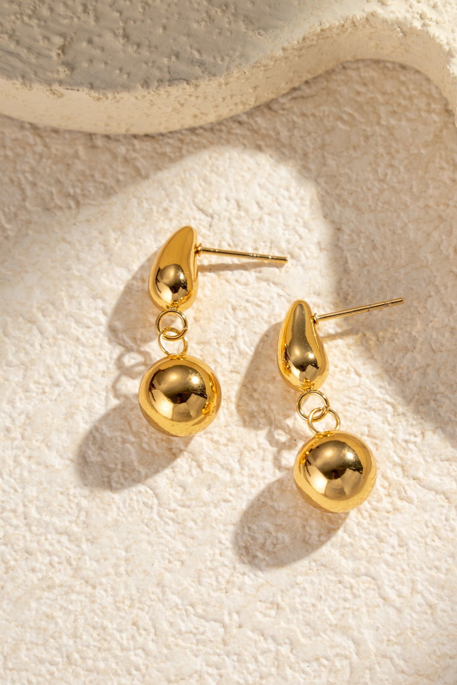 Goldfarbene Edelstahl-Ohrhänger mit Perle