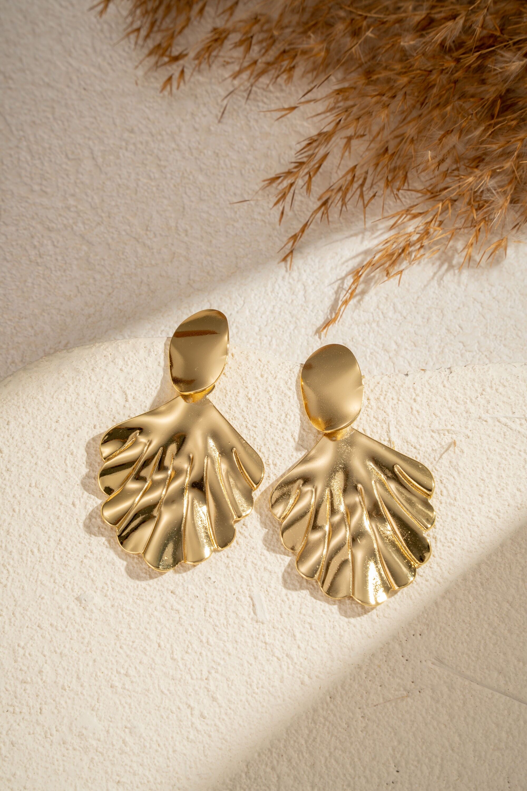 Elegante, vergoldete Ohrringe aus Edelstahl in Muschelform