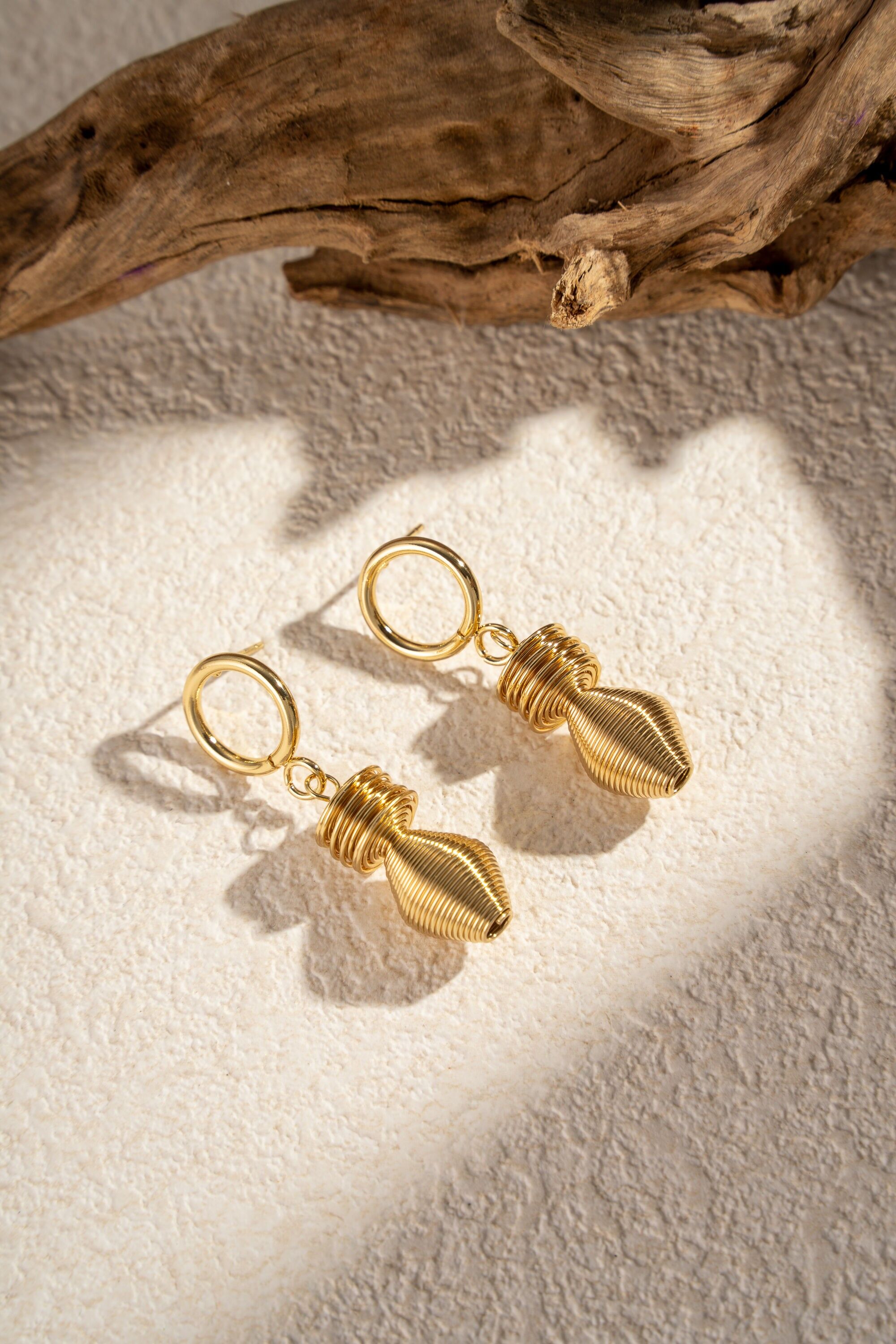 Goldfarbene, gedrehte Ohrringe aus Edelstahl