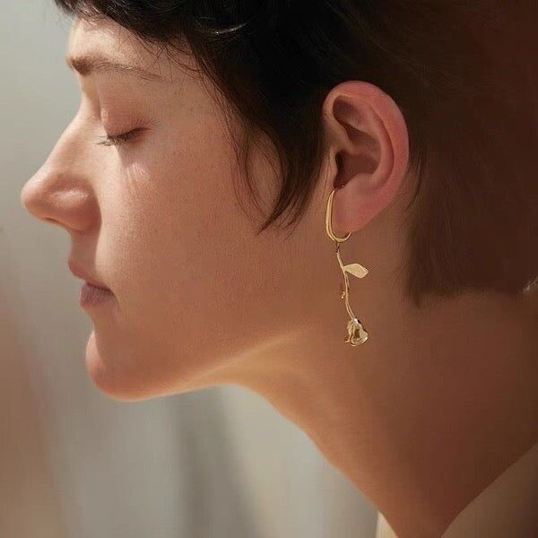 Orecchino a polsino con fiore di rosa Fluid Line - Un pezzo