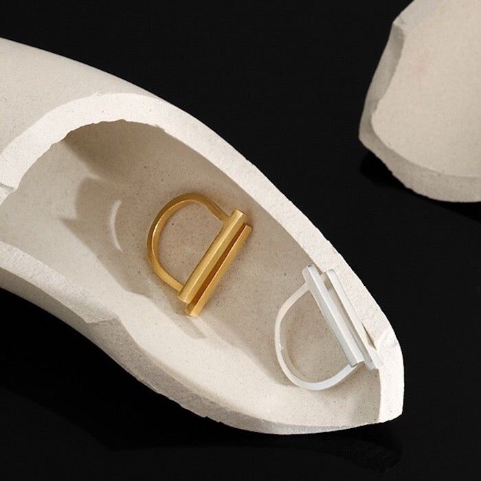 Anello a doppia barra geometrica minimalista e audace