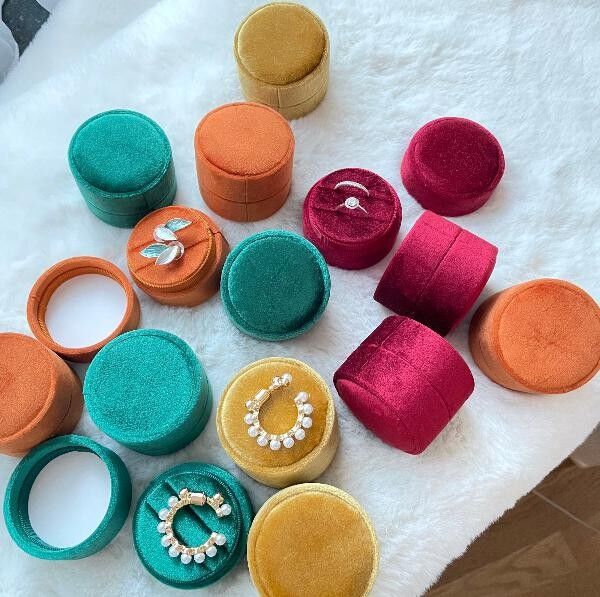 Scatola rotonda in velluto per fedi nuziali e scatola per anelli di proposta