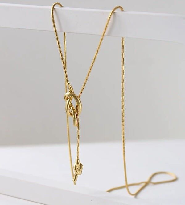 Collana lunga minimalista con nodo