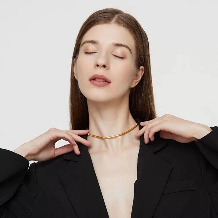 Catena in osso serpentino morbido e senza tempo