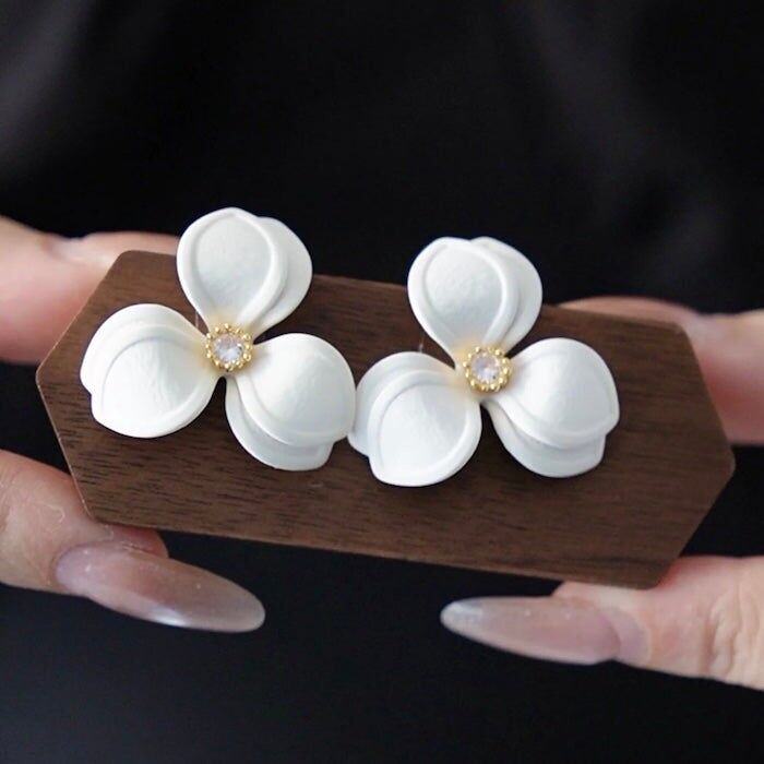 Gardenia - Orecchini a bottone con fiore bianco e ciondolo vintage