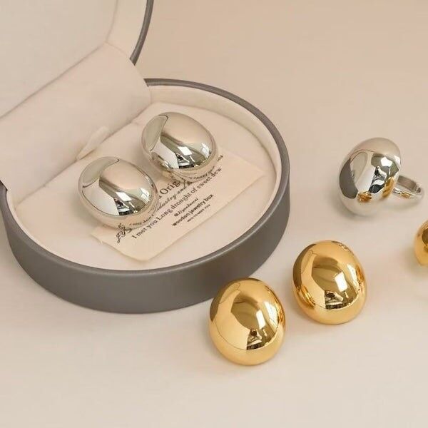 Orecchini a forma di guscio d'uovo ovale minimalisti