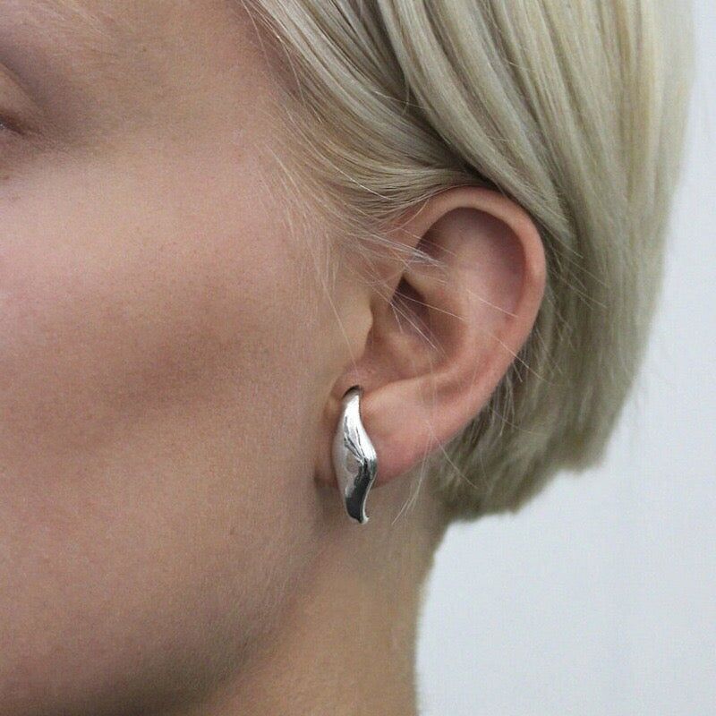 Ear Cuff in argento dal design fluido e minimalista, un paio