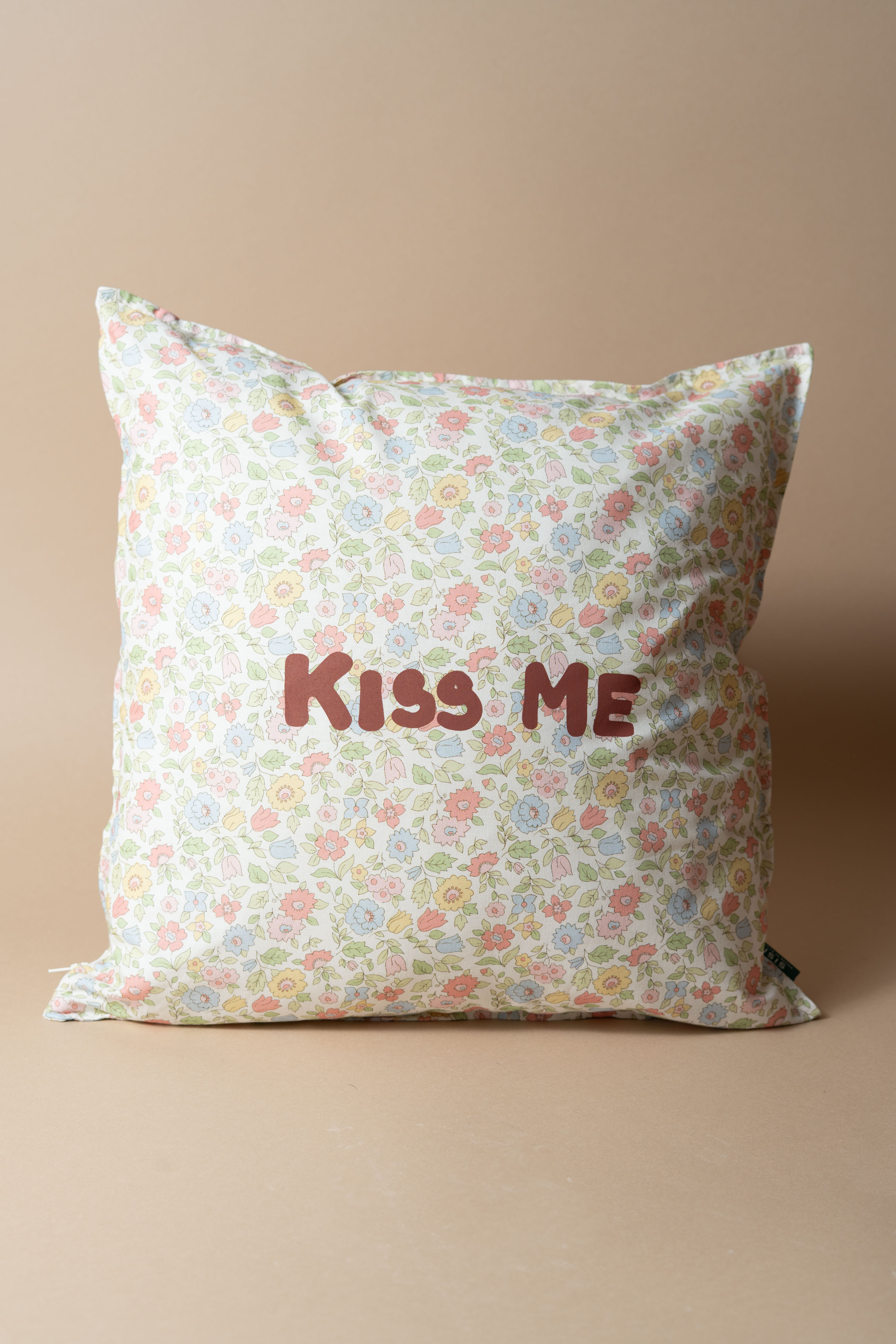 Sisi cushion, Kiss me