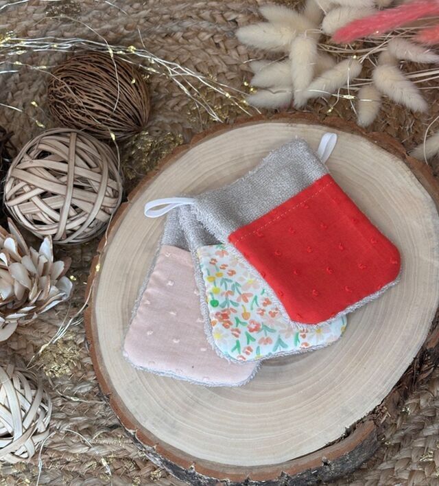 Polka dot makeup removing gloves