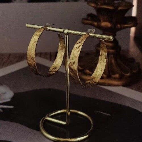 Elegante Vintage-Creolen mit Struktur