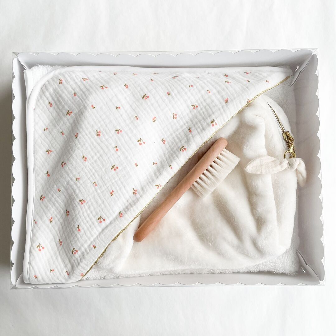 Set regalo personalizzato per il bagnetto del bambino con ciliegia