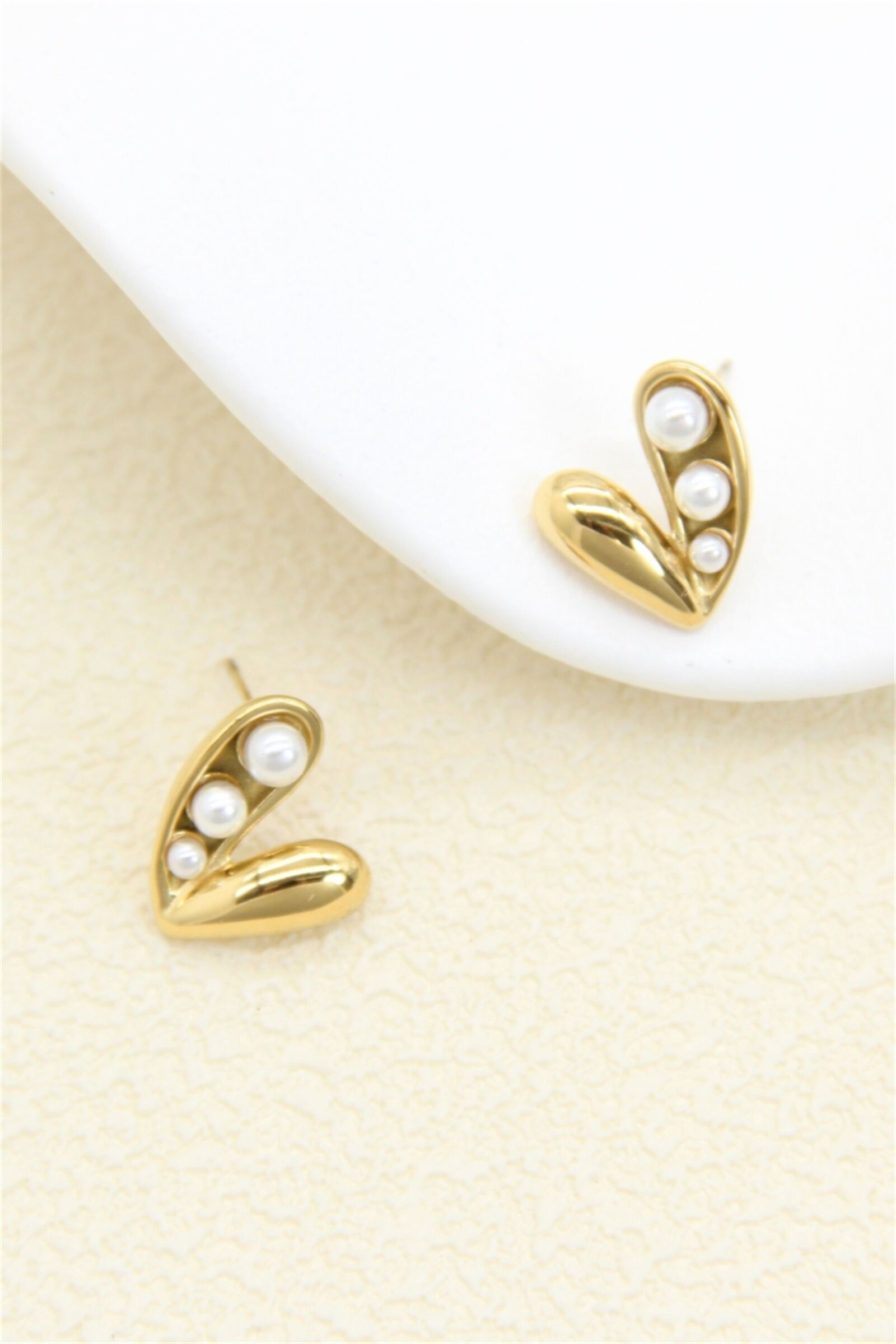 Goldfarbene Ohrringe mit Perlen – Edelstahl