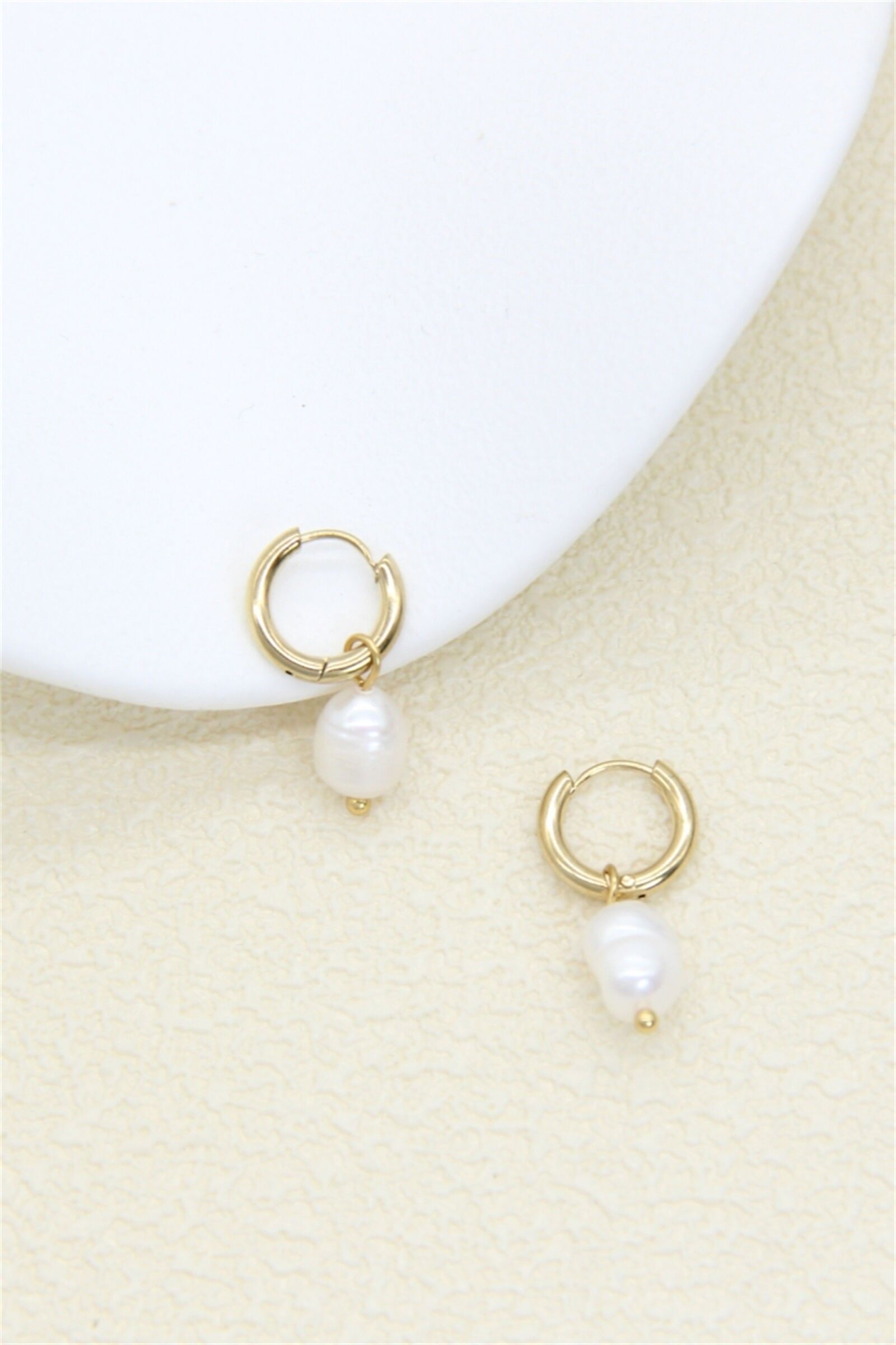 Gold-plated hoop earrings adorned with cultured pearls – stainless steel
