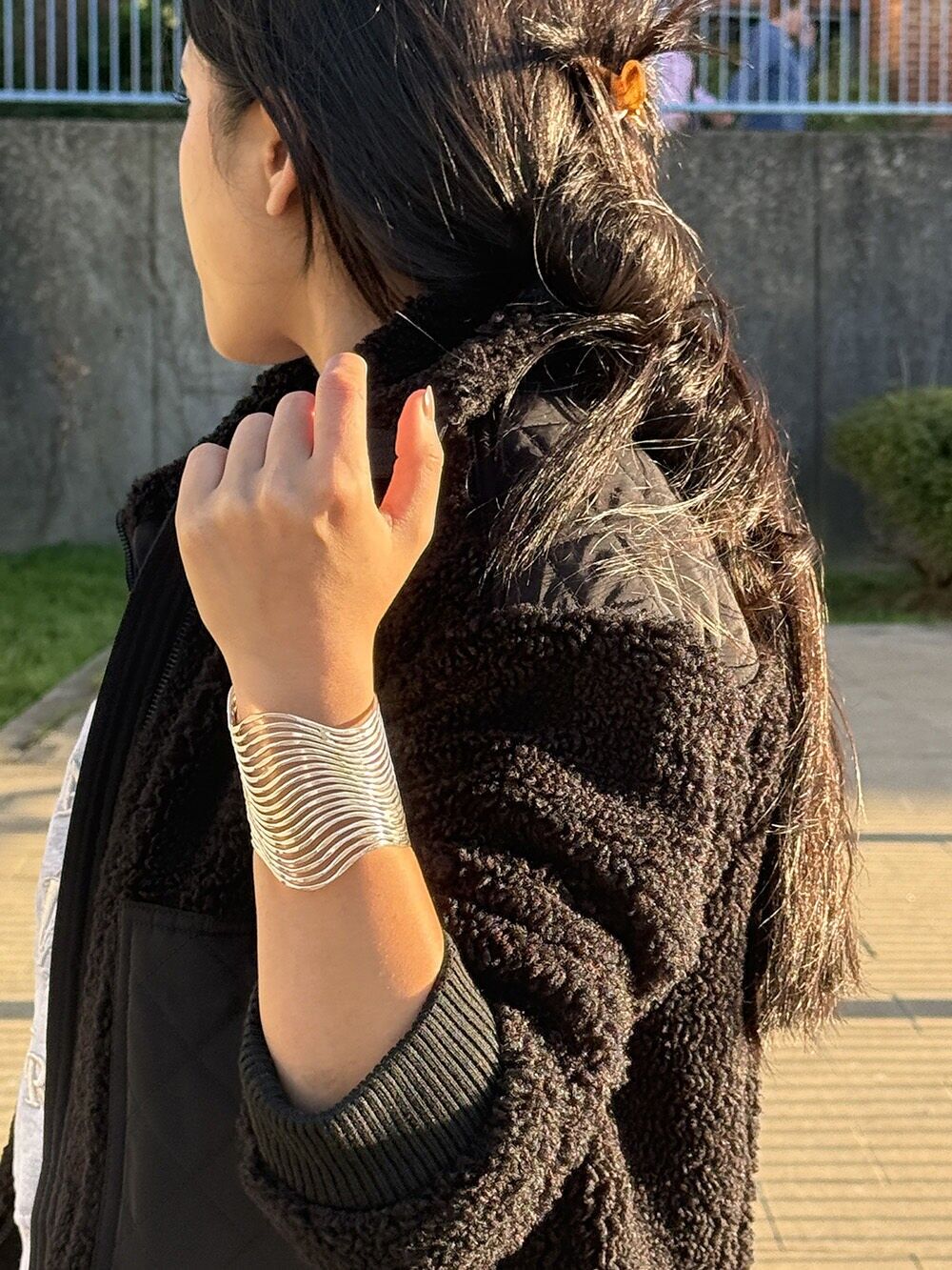 Bracciale rigido con linee ondulate