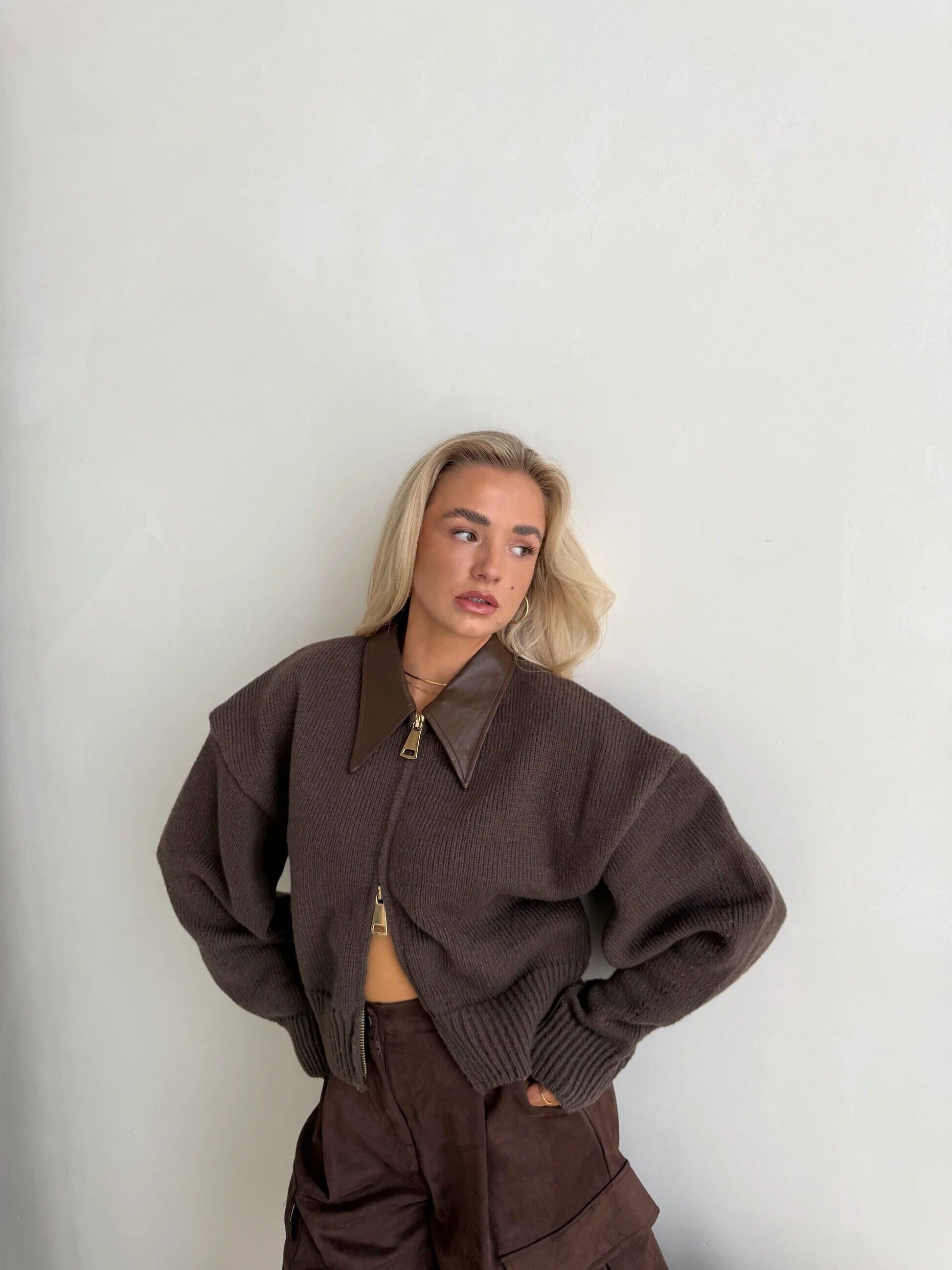 Maglione con cerniera e colletto in pelle