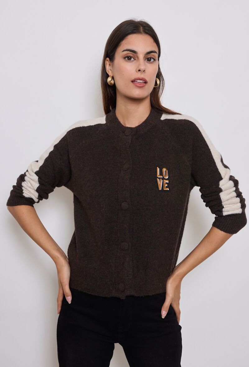 Cardigan girocollo con patch LOVE e strisce sulle maniche