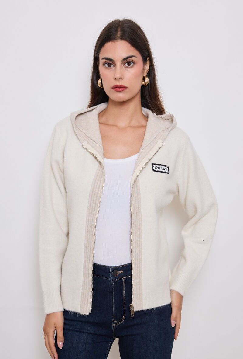 Gilet bicolore con cappuccio e toppa ricamata