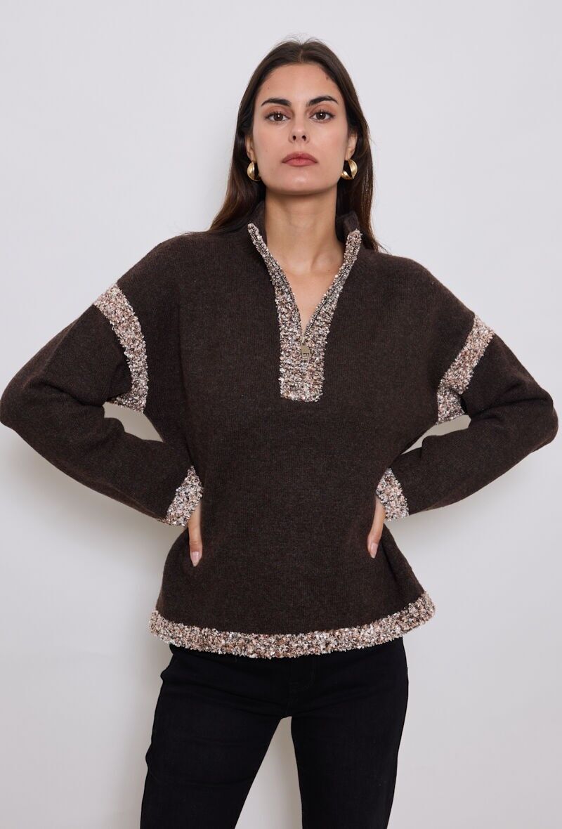 Maglione con collo trucker e finiture a contrasto