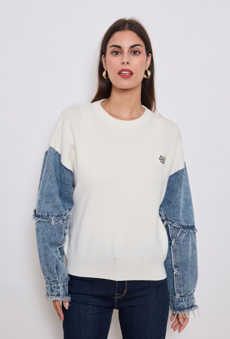 Maglione con maniche in denim e toppa ricamata