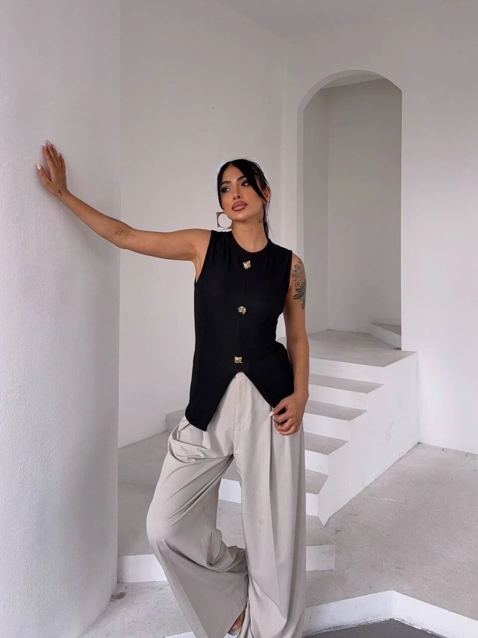 Schwarzes T-Shirt mit goldenen Knöpfen