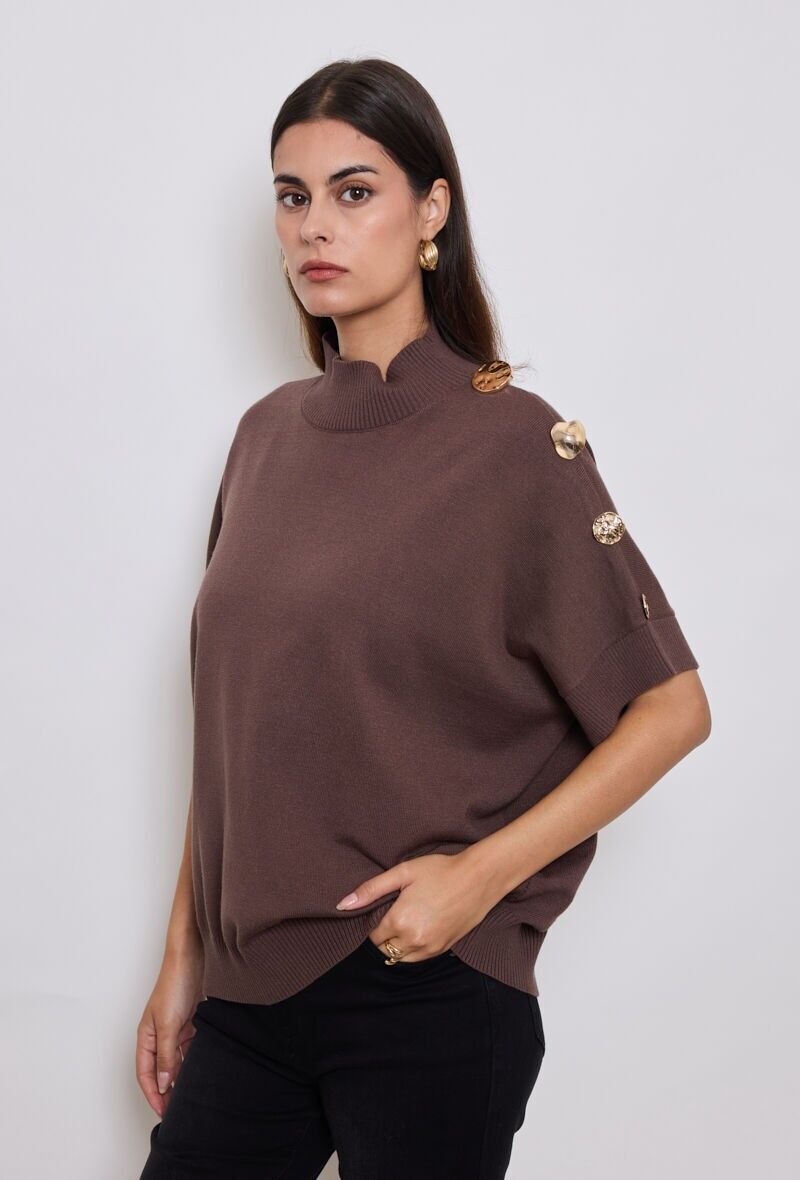 Maglione leggero a maniche corte con bottoni decorativi sulle spalle