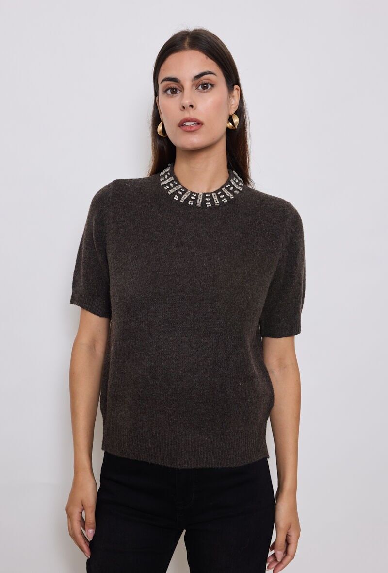 Maglione a maniche corte con bigiotteria sul colletto