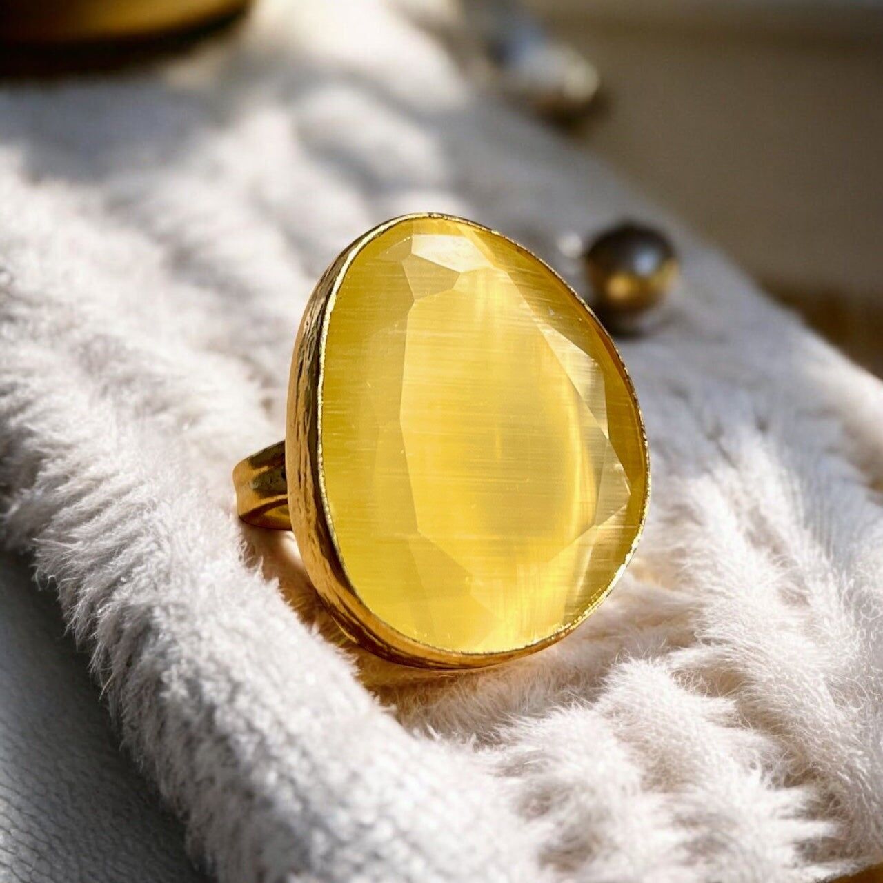 Anello "AGANOVA" con pietra di agata gialla naturale e placcatura in oro fino